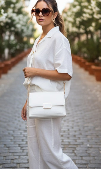 Elegant Handbag with white buckle and gold metal chain